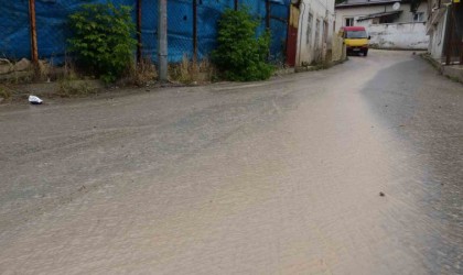 Bayburtta sağanak yağış ve fırtına etkili oldu: Çanak anten koptu yollardan çamur aktı