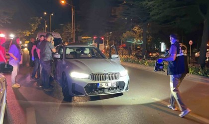 Bıçak zoruyla ticari taksi ve lüks otomobil gasp eden genç kovalamaca sonucu yakalandı