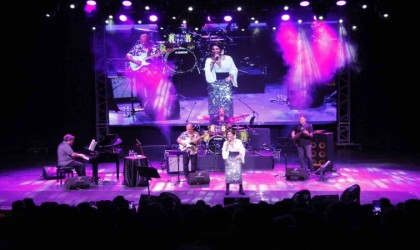 Bursa Festivalinde Nükhet Duru sahne aldı