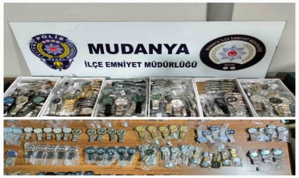 Bursada 100 bin liralık kaçak elektronik saat ele geçirildi