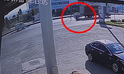 Bursada feci motosiklet kazası kamerada: 3 yaralı