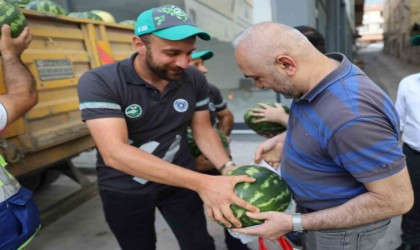 Büyükşehir hem çiftçiyi hem vatandaşı gülümsetti