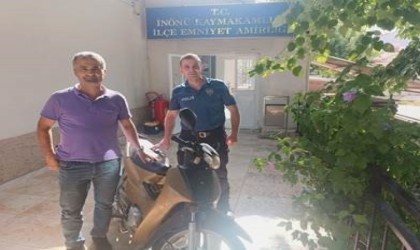Çalıntı motosikleti polis sahibine teslim etti