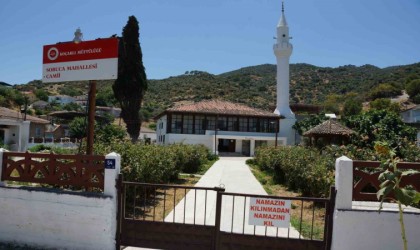 Cami imamından dikkat çeken tabela: Namazın kılınmadan namazını kıl yazısı cemaati artırdı