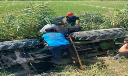 Devrilen traktörün altına kalan şahıs yaralı kurtuldu