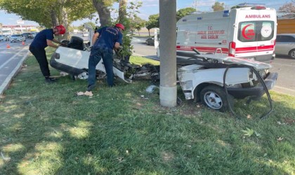 Direğe çarpan otomobil ikiye bölündü: 1 ölü, 1 yaralı