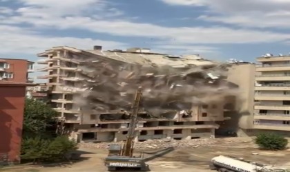 Diyarbakırda ağır hasarlı bina yıkım çalışmaları sırasında çöktü