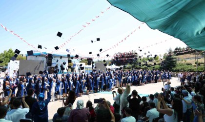 Düzce Üniversitesinde mezuniyet heyecanı yaşandı