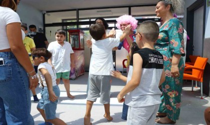 Engelsiz çocuklara doğum günü sürprizi