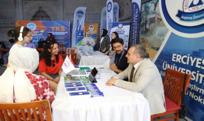ERÜ Rektörü Altun, Tercih Danışmanlığı Standını ziyaret etti