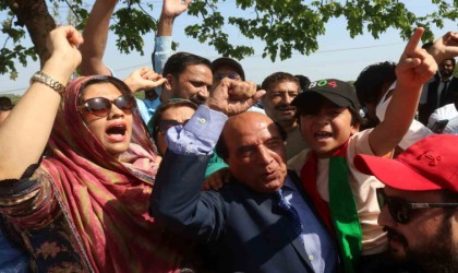 Eski Pakistan Başbakanı Khan ve eşi yasa dışı evlilik suçlamasından beraat etti