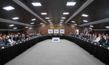 Göç İdaresi Başkanı Toros, ev ve iş yerleri zarar gören Suriyeli aileleri ziyaret etti