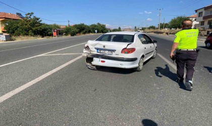 Hafif ticari araç ile otomobil çarpıştı: 1 yaralı