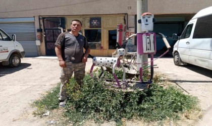 Hurda egzoz parçalarından insan ve köpek figürleri oluşturdu