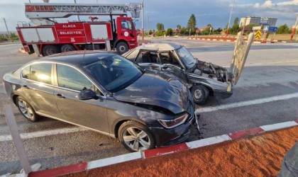 İki otomobil çarpıştı: 2 yaralı
