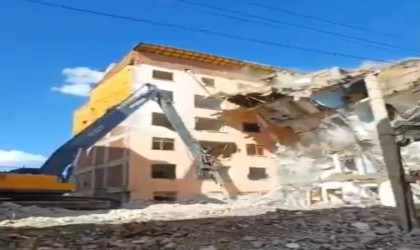 İş makinesinin tek darbesi, ağır hasarlı binayı yerle bir etti