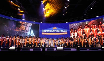 İzmir Ekonomide ‘5 günlük mezuniyet coşkusu
