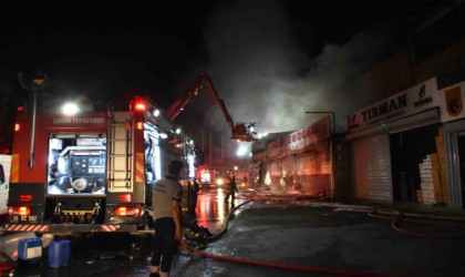 İzmirde iş yerinde çıkan yangın yan depoya da sıçradı