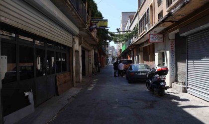 İzmirde polisten kaçan şüpheliye vatandaştan çelme