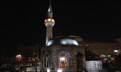 İzmirde tüm camilerden aynı anda sela sesleri yükseldi