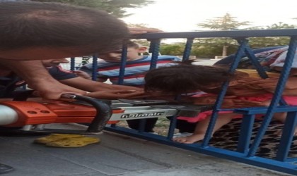 Kafası demir korkuluğa kafası sıkışan çocuğu itfaiye kurtardı