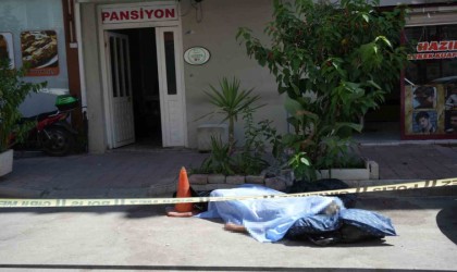 Kaldığı pansiyondan çıkış yapar yapmaz kaldırımda son nefesini verdi, valizi yastığı oldu