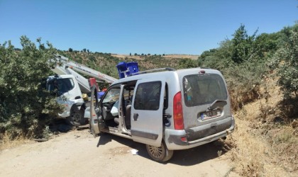 Kamyonet ile hafif ticari araç kafa kafaya çarpıştı: 2 yaralı