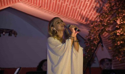 Katarın ilk kadın sanatçısı Türkiyedeki ilk konserini Kuşadasında verdi