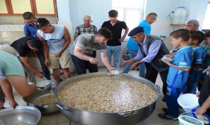 Köyün geleneksel aşuresini 14 yıldır imam pişiriyor