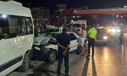 Manisada 4 araçlı zincirleme trafik kazası: 9 yaralı