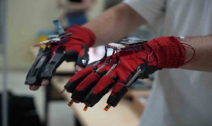 Öğrenciler işaret dillini metne çeviren eldiven tasarladı