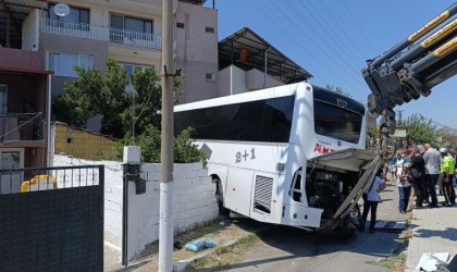 Otobüsün yoldan çıktığı kaza saniye saniye kaydedildi