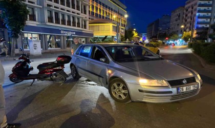 Otomobile çarpan elektrikli bisiklet sürücüsü yaralandı