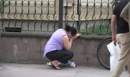Otomobilin çarptığı köpek telef oldu, sahibi hüngür hüngür ağladı