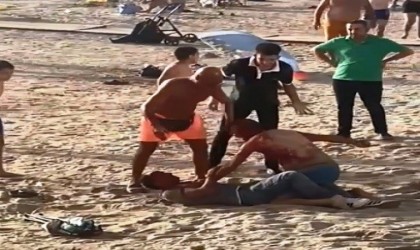 Plajda laf atma kavgası: Dakikalarca birbirlerini bıçakladılar, 2 kişi yaralandı