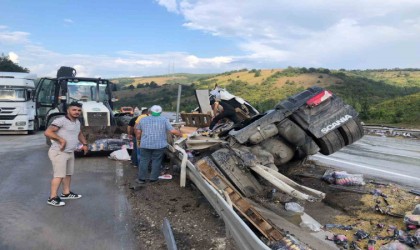Samsunda makarna yük tır devrildi
