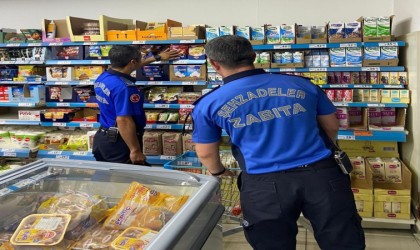 Şehzadeler Belediyesi zabıtası zincir marketlerde denetim yaptı