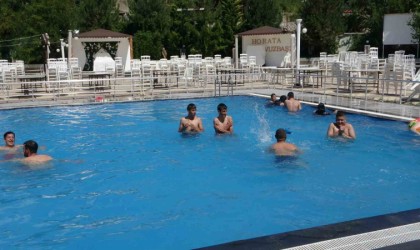 Sıcak hava bunalttı, havuzlar doldu