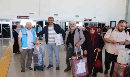 Sivasta hacılar çiçeklerle karşılandı