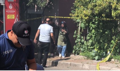 Sultanbeylide iki binanın çatısı alevlere teslim oldu