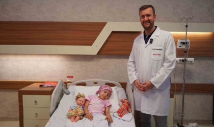 Tanısı konulamayan küçük Zeynep, kanseri robotik cerrahi ile yendi