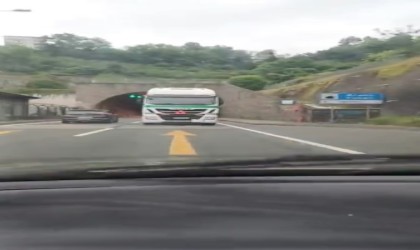 Tır Karadeniz Sahil Yolunda geri geri gitti, sürücüler o anları kayda aldı