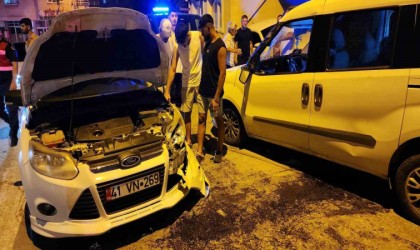 Yalovada kontrolden çıkan hafif ticari araç 2 otomobile çarptı