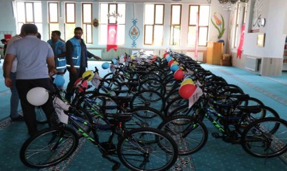 Yetimlerin yüzü bisiklet ile güldü