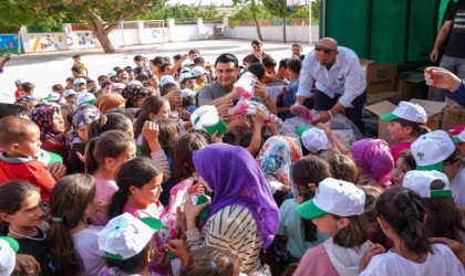 Yılmaz, ihtiyaç sahiplerine gıda yardımını kendi elleriyle yaptı