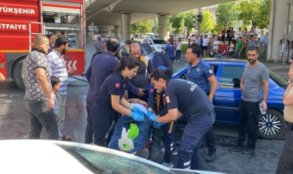 3 araç çarpıştı, kamyonet devrildi: 3 yaralı