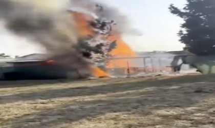 Ahşap evde çıkan yangını hortumla söndürmeye çalışsa da başarılı olamadı