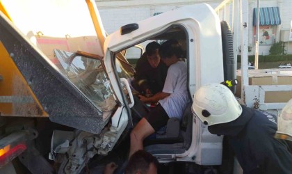 Antalyada 5 araç birbirine girdi, sıkışanları itfaiye kurtardı