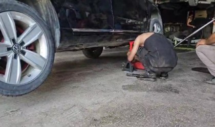 Aracın altına sıkışan kedi sanayide çıkarıldı