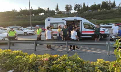 Bağcılarda hafif ticari araç arızalanan aracın yanında bekleyen yayalara çarptı: 2si ağır 5 yaralı